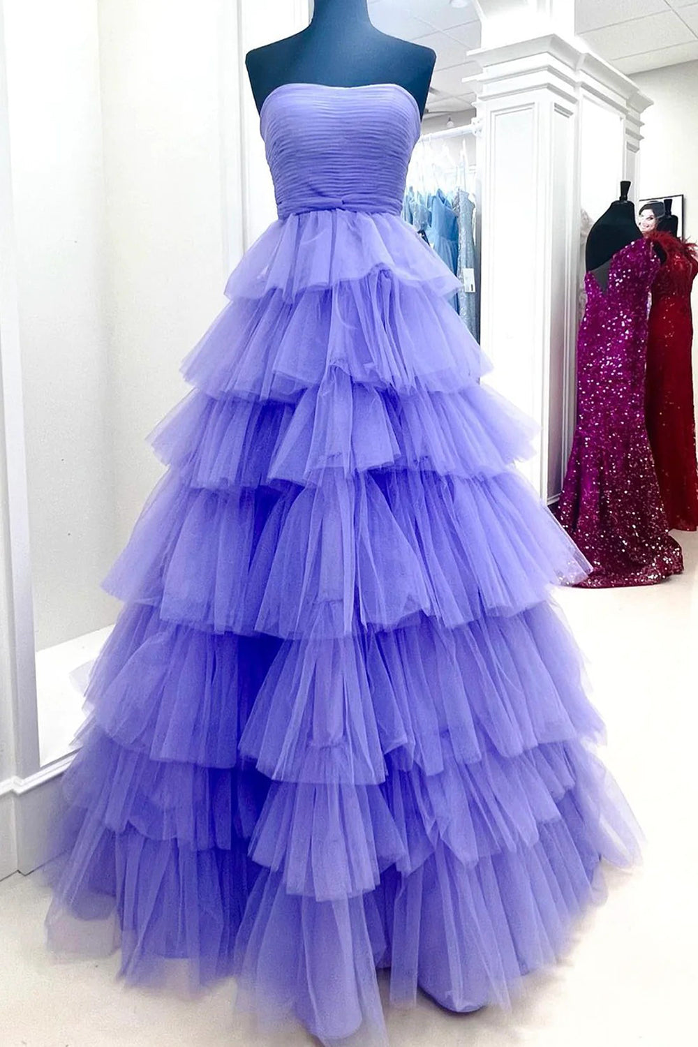 Vestido largo de fiesta rosa fucsia sin tirantes, corte en A y con volantes