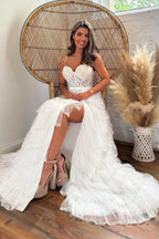 Robe de bal blanche à bretelles spaghetti, coupe princesse, corset et appliques à volants