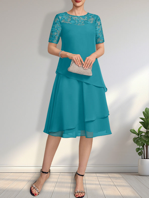 Vestido de novia de corte línea A con escote ilusión, largo hasta la rodilla, de encaje y gasa con lentejuelas.
