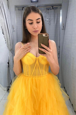 Robe de soirée longue jaune en tulle à fines bretelles