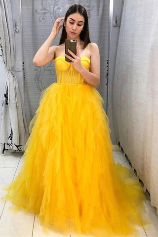 Robe de soirée longue jaune en tulle à fines bretelles
