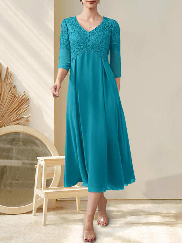 Vestido de corte A, escote en V, largo midi, de gasa, encaje y pedrería para la madre de la novia.