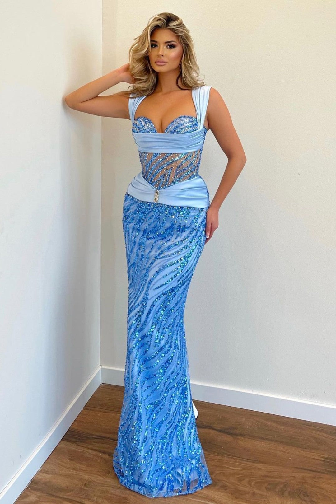 Impresionante vestido largo de sirena de tul con tirantes de lentejuelas para baile de graduación
