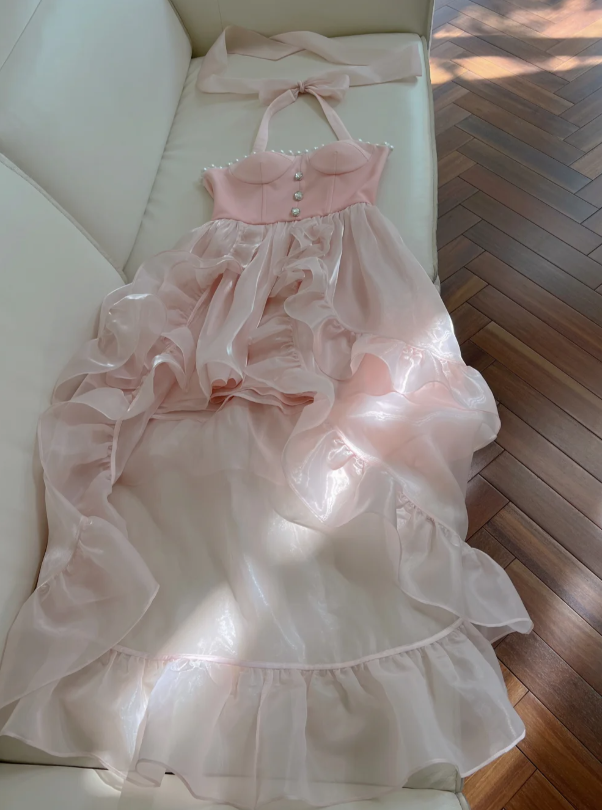 Vestido sencillo de fiesta rosa con escote halter, tul, perlas, cuentas y volantes asimétricos (Y8582)