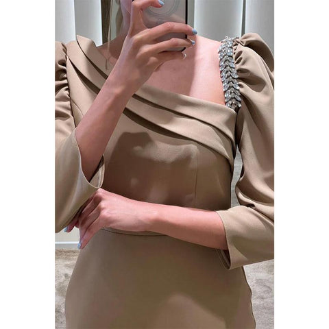 Vestido de noche formal con escote barco, mangas 3/4 y cuentas, corte tubo/columna 