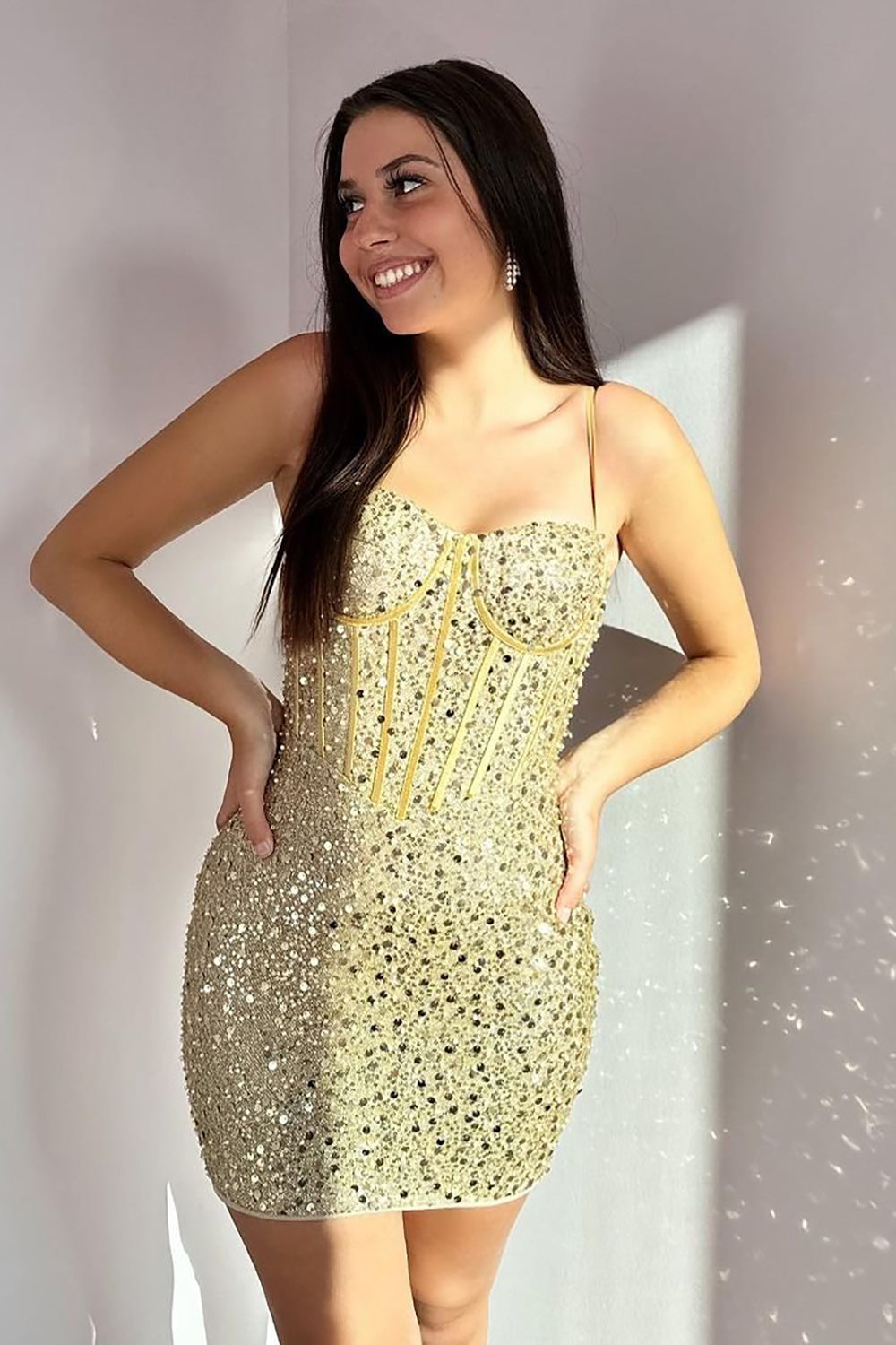 Robe de bal courte champagne à bretelles spaghetti et paillettes, ornée de perles