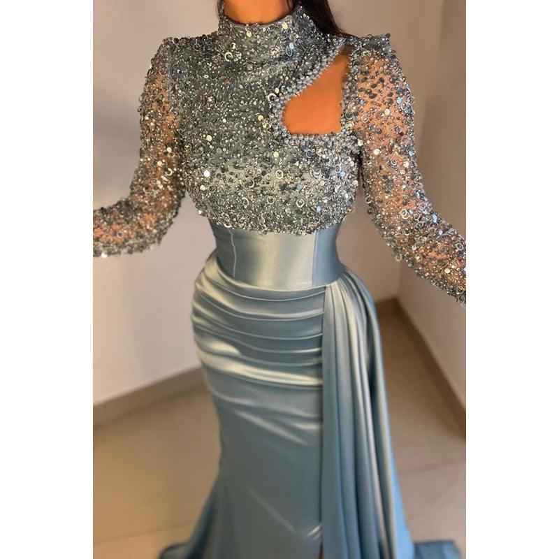 Robe de bal fourreau glamour et spectaculaire à col haut et manches longues avec paillettes