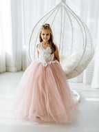 Adorables robes de demoiselle d'honneur sans manches en dentelle bouffante rose poudré ornées d'appliqués, couleur rose poudré.