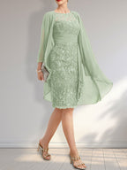 Robe fourreau illusion en mousseline de dentelle arrivant au genou, ornée de volants et de sequins en cascade, idéale pour la mère de la mariée.