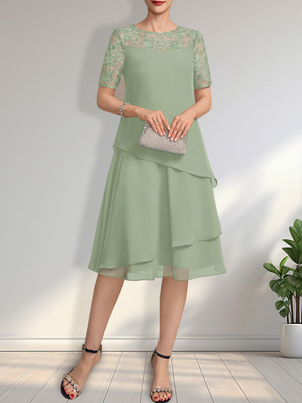Vestido de novia de corte línea A con escote ilusión, largo hasta la rodilla, de encaje y gasa con lentejuelas.