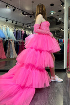 Vestido de fiesta rosa fucsia con hombros descubiertos, corte en A, capas de tul, apliques y bajo asimétrico