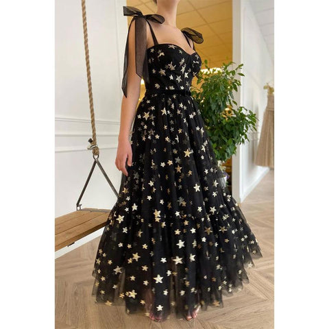 Robe de bal noire en dentelle à bretelles spaghetti et décolleté en cœur 
