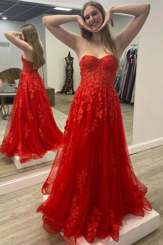 Vestido largo de fiesta rojo de corte línea, escote corazón y apliques