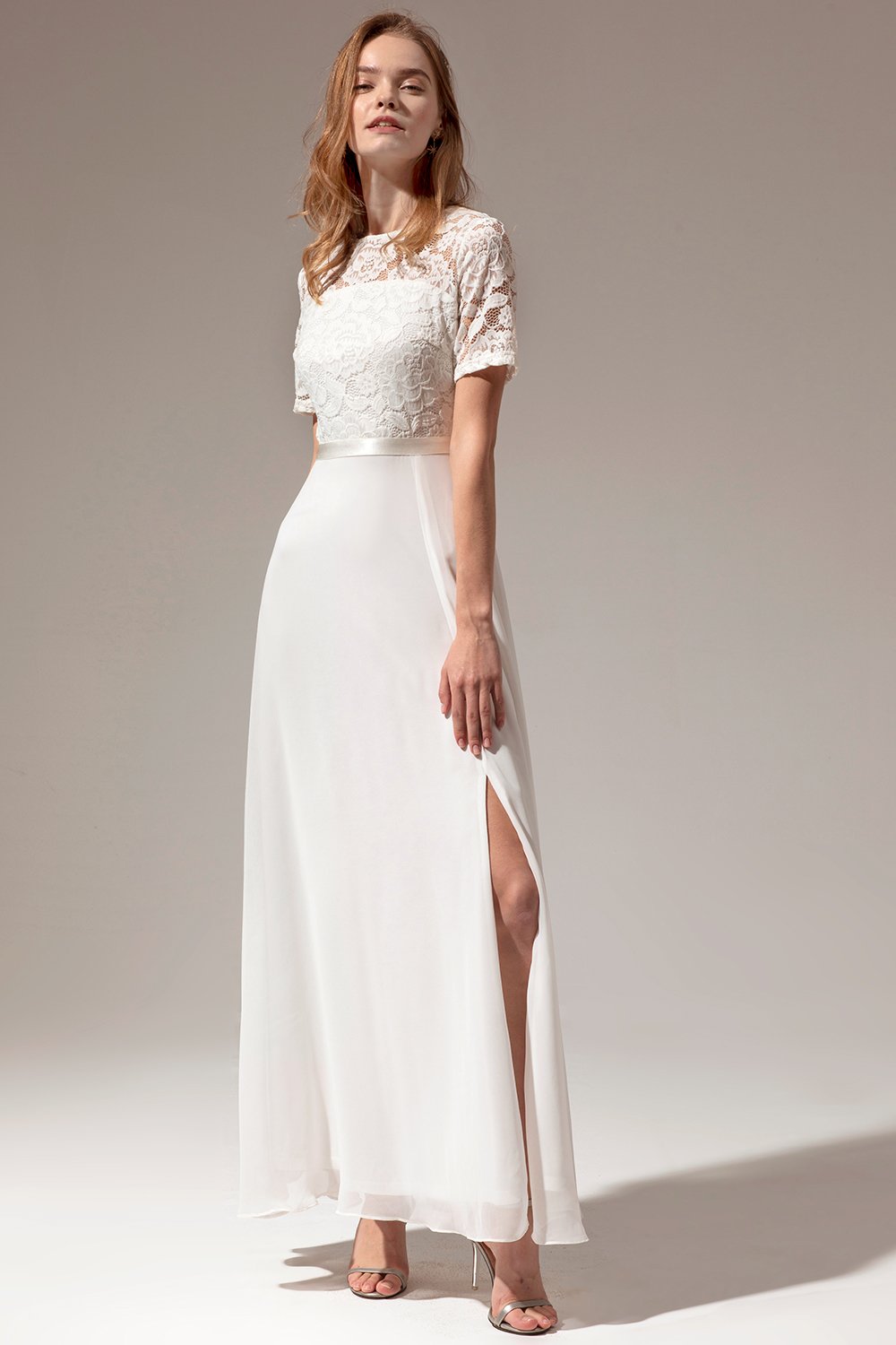 Robe de bal blanche trapèze en dentelle