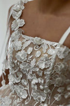 Robe de bal de luxe courte trapèze en dentelle à fines bretelles spaghetti et col carré, ornée d'appliqués
