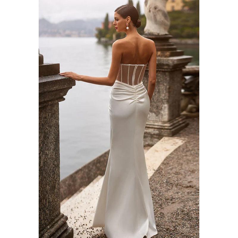Robe de bal longue en satin transparent froncé sans bretelles avec fente