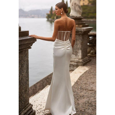 Vestido largo de gala de corte sirena, sin tirantes, de satén transparente fruncido con abertura