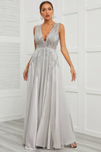 Robe de bal longue grise à décolleté en V profond et appliques