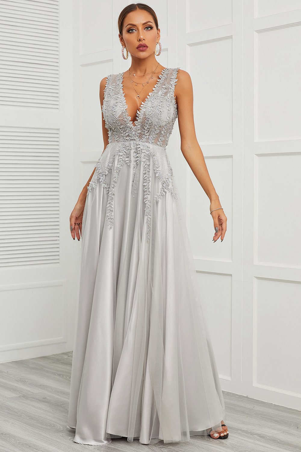Robe de bal longue grise à décolleté en V profond et appliques