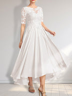 Robe de mère de la mariée asymétrique en mousseline de soie et dentelle, coupe trapèze, décolleté illusion, ornée de sequins 
