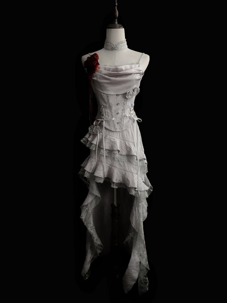Vestido corto asimétrico vintage gris plateado con volantes, encaje y satén, ideal para cumpleaños o fiestas de bienvenida (Y7818)