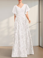 Vestido de novia de corte A, escote en V, largo hasta el suelo, de encaje, lentejuelas y gasa, con pliegues.
