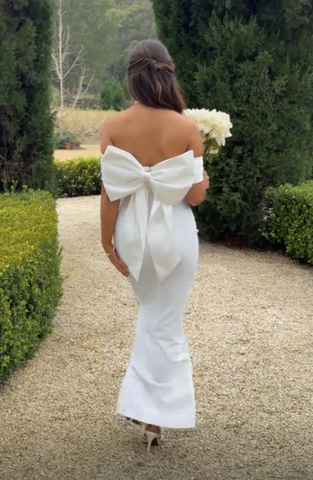 Elegante vestido de noche blanco sin tirantes, corte sirena, con lazo Y7653