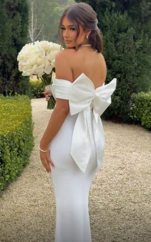 Elegante vestido de noche blanco sin tirantes, corte sirena, con lazo Y7653