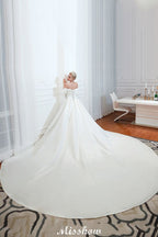 Vestido de novia blanco de corte princesa, manga tres cuartos, hombros descubiertos y línea A.