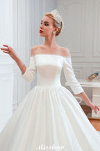 Vestido de novia blanco de corte princesa, manga tres cuartos, hombros descubiertos y línea A.