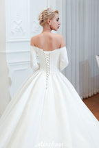 Vestido de novia blanco de corte princesa, manga tres cuartos, hombros descubiertos y línea A.