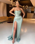 Robe de bal sirène sans bretelles et sans manches avec une fente spectaculaire et des détails à volants