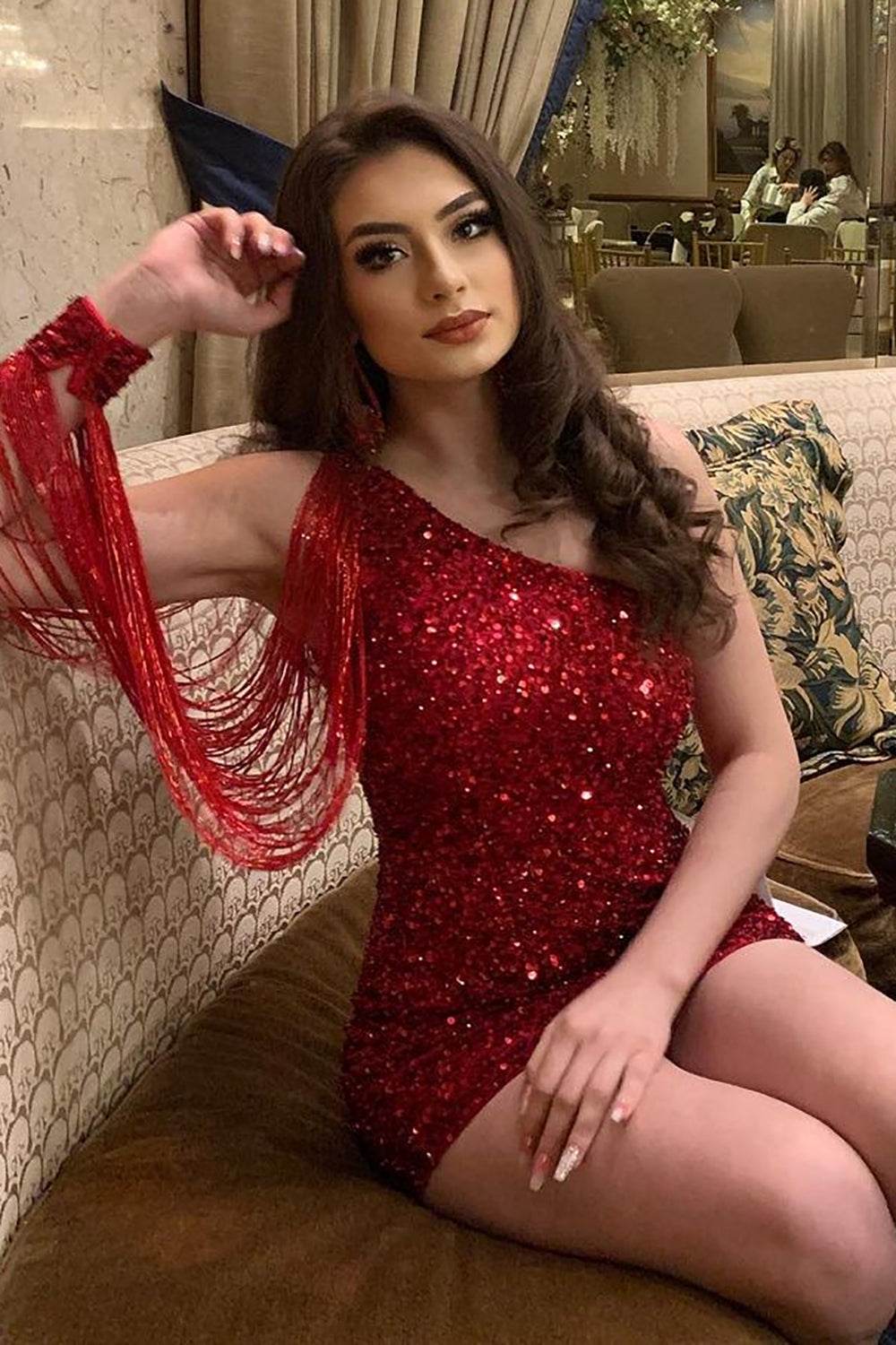 Elegante vestido corto rojo de lentejuelas con un solo hombro, estilo tubo, ideal para fiestas de bienvenida, con borla.