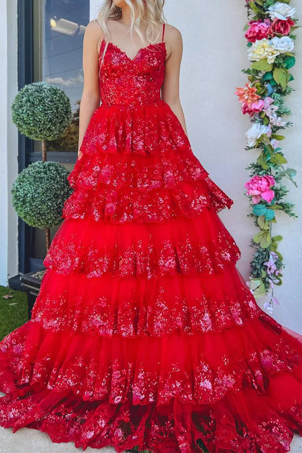 Vestido de fiesta negro de encaje con corsé, tirantes finos y corte en A, con volantes y tirantes finos.