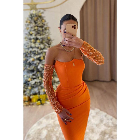 Robe de soirée fourreau orange sans bretelles et à manches longues ornées de perles 