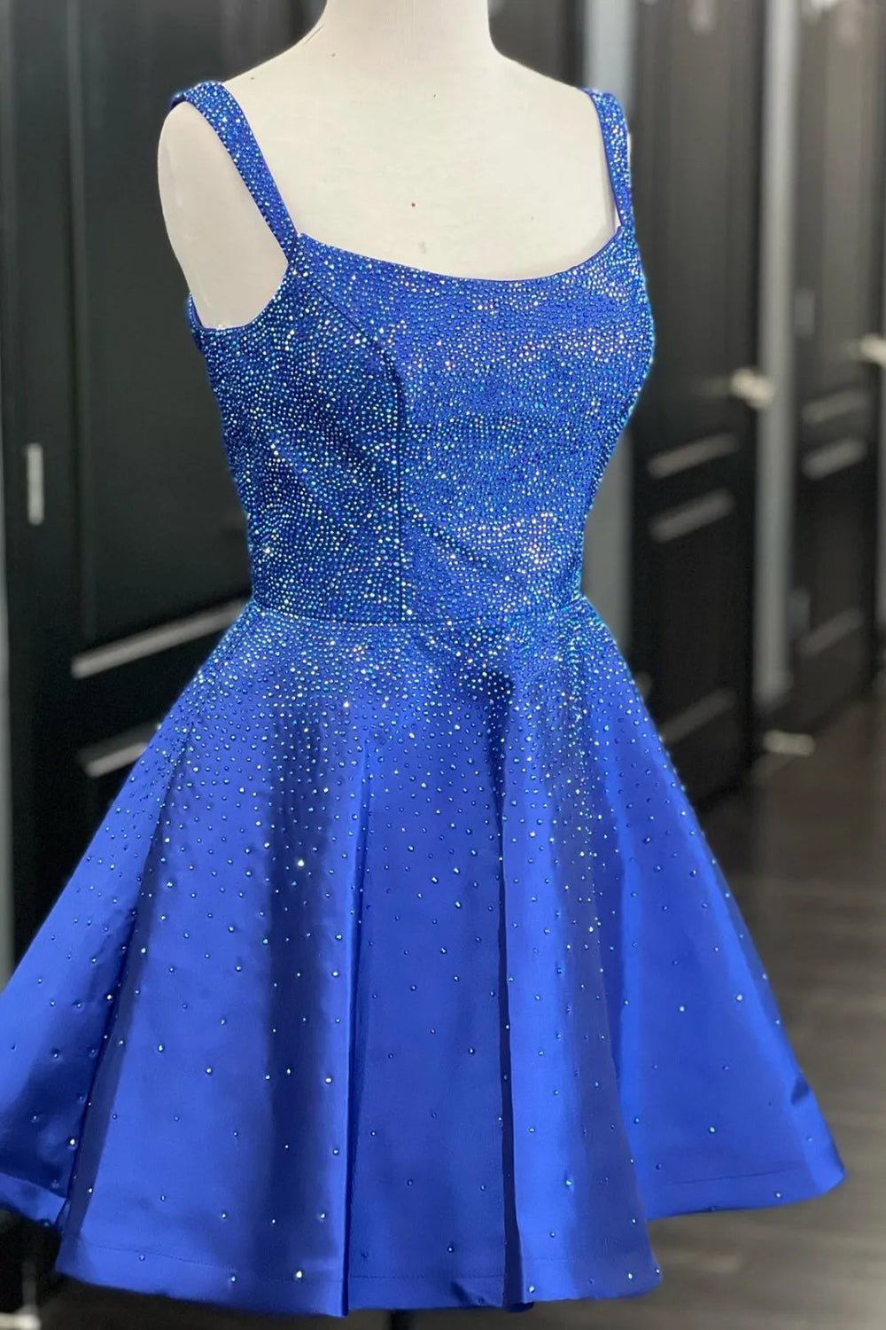 Vestido corto azul de tirantes finos estilo línea A con pedrería para baile de bienvenida