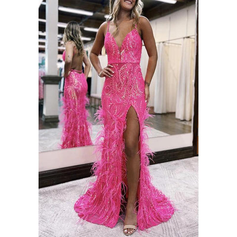 Robe de bal à bretelles spaghetti et décolleté en V, avec appliques pailletées et plumes et fente latérale 