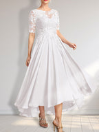 Robe de mère de la mariée asymétrique en mousseline de soie et dentelle, coupe trapèze, décolleté illusion, ornée de sequins 