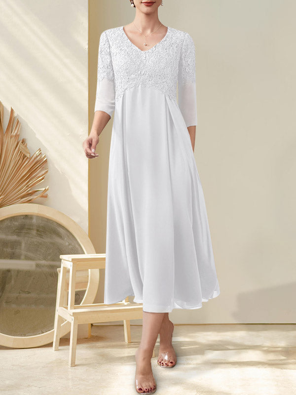 Vestido de corte A, escote en V, largo midi, de gasa, encaje y pedrería para la madre de la novia.