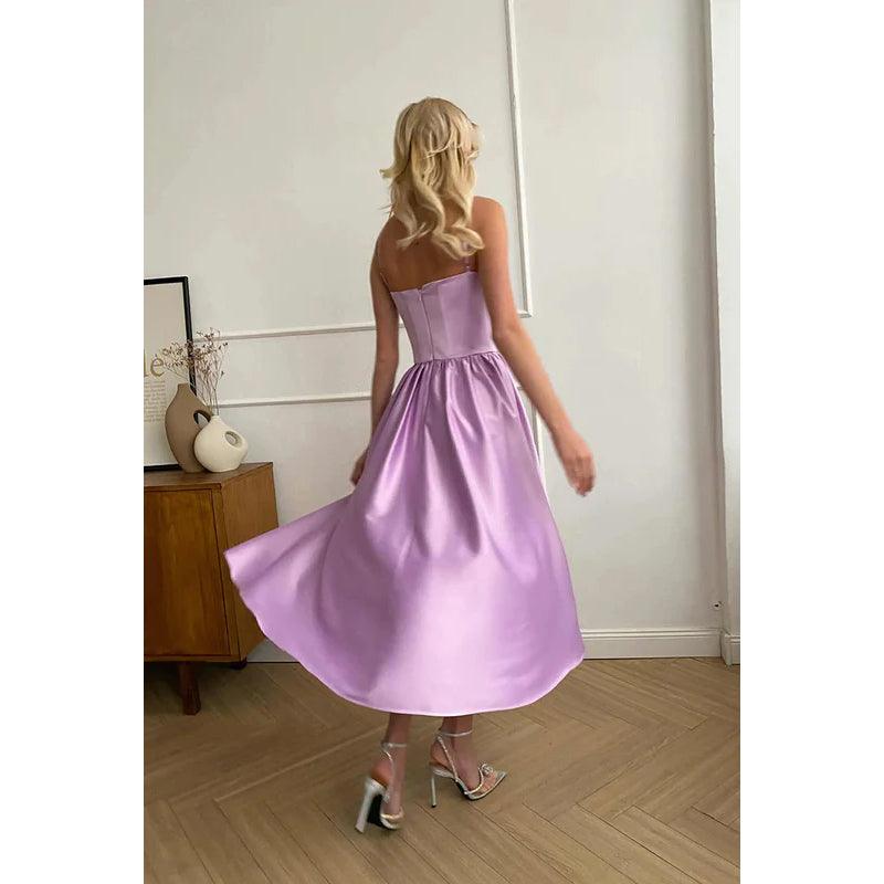 Robe de soirée mi-longue en satin froncé, simple, décolleté en cœur, sans manches 