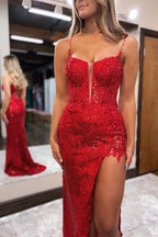 Vestido de graduación con tirantes finos, apliques y abertura
