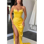 Robe de soirée longue froncée à bretelles spaghetti et fente 