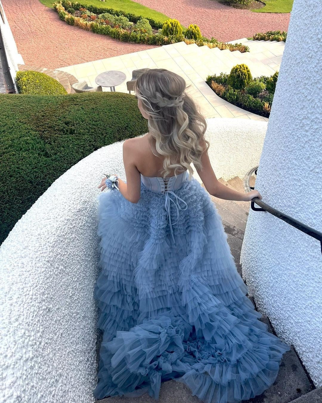 Vestido largo de fiesta de tul con volantes y escote corazón en línea A