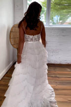 Robe de bal blanche à bretelles spaghetti, coupe princesse, corset et appliques à volants