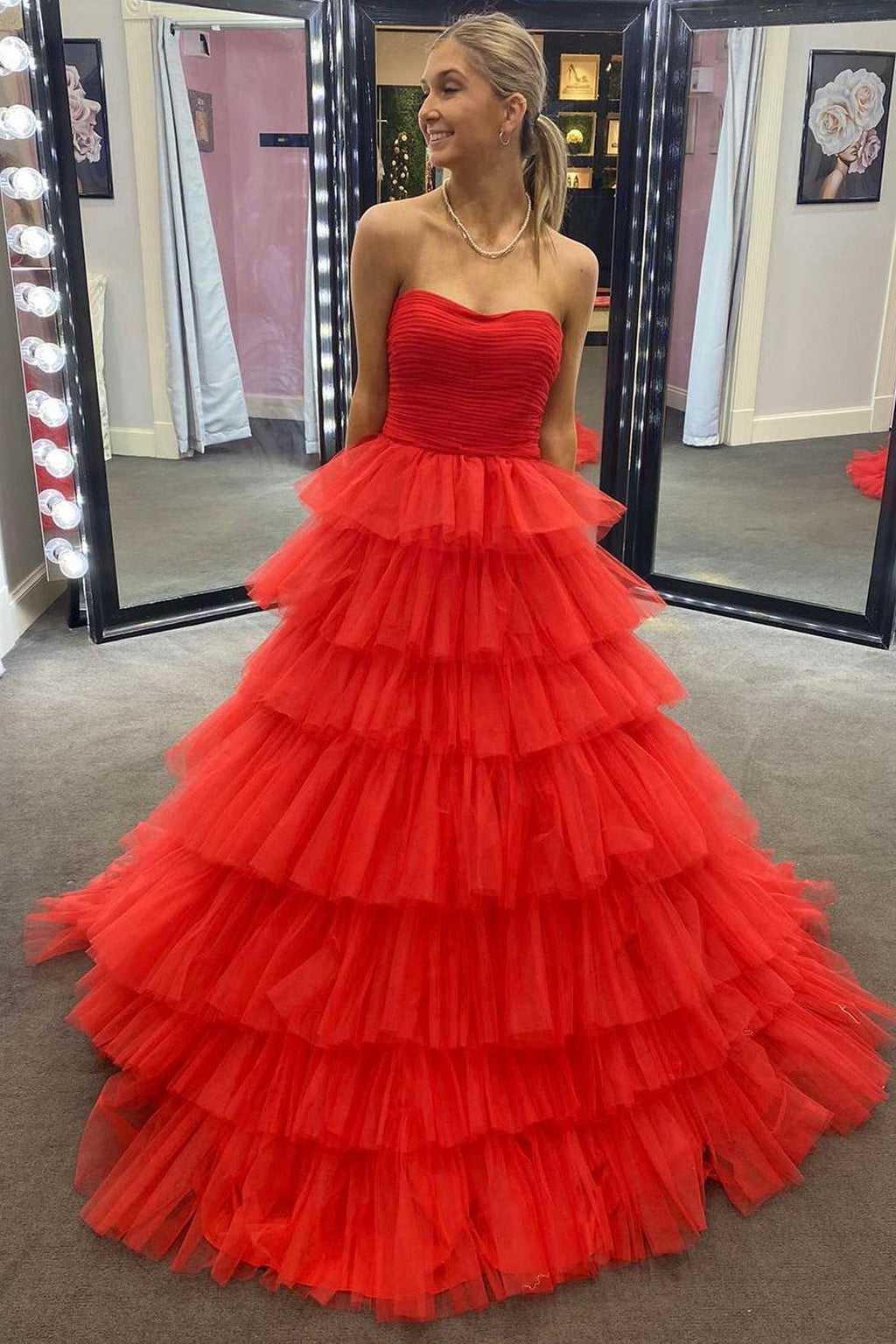 Vestido de fiesta de tul escalonado sin tirantes de corte A con volantes