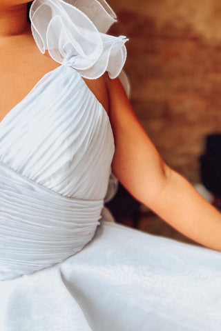 Vestido de fiesta de línea A de organza con escote en V