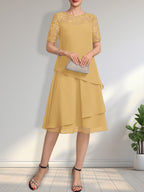 Vestido de novia de corte línea A con escote ilusión, largo hasta la rodilla, de encaje y gasa con lentejuelas.