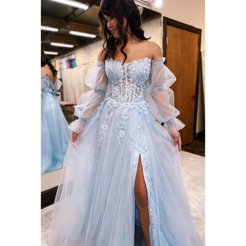 Robe de soirée glamour, spectaculaire, épaules dénudées, manches longues, coupe trapèze, fente latérale, tulle, appliques