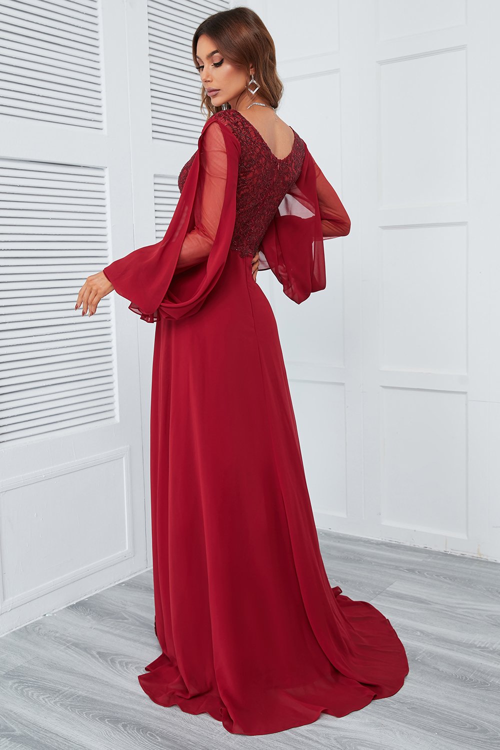 Robe de bal longue bordeaux ornée de perles et de dentelle
