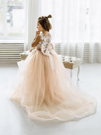 Adorables robes de demoiselle d'honneur sans manches en dentelle bouffante rose poudré ornées d'appliqués, couleur rose poudré.